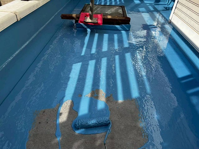 高砂市　ベランダの防水塗料を塗り広げる